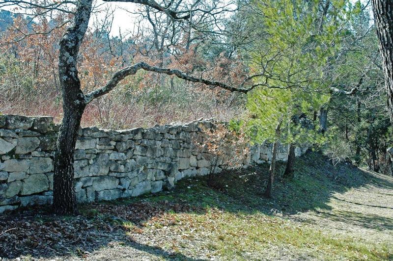 Gordes, authentique ferme fortifiée sur 4,4 hectares